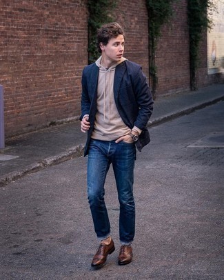 Quale jeans indossare con un blazer blu scuro e bianco per un uomo di 20 anni: Vestiti con un blazer blu scuro e bianco e jeans per un look davvero alla moda. Sfodera il gusto per le calzature di lusso e mettiti un paio di scarpe brogue in pelle marrone scuro.
