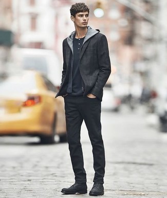 Look alla moda per uomo: Blazer grigio scuro, Felpa con cappuccio blu scuro, Serafino manica lunga blu scuro, Jeans neri