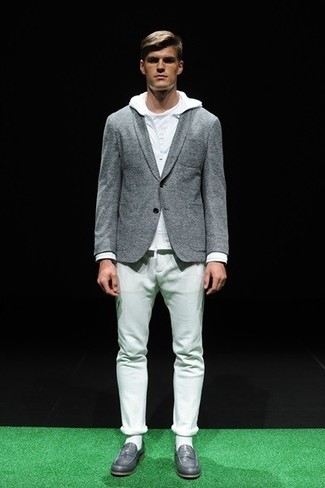 Look alla moda per uomo: Blazer di lana grigio, Felpa con cappuccio bianca, T-shirt girocollo bianca, Chino bianchi