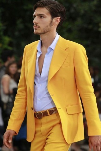 Come indossare e abbinare pantaloni senapi per un uomo di 30 anni: Abbina un blazer giallo con pantaloni senapi per essere sofisticato e di classe.