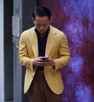 Quale pantaloni eleganti indossare con un blazer giallo in modo smart-casual: Scegli un blazer giallo e pantaloni eleganti per una silhouette classica e raffinata