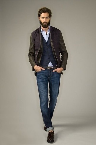 Quale mocassini eleganti indossare con un gilet blu per un uomo di 30 anni in modo smart-casual: Prova ad abbinare un gilet blu con jeans blu scuro per un look elegante e di classe. Abbellisci questo completo con un paio di mocassini eleganti.