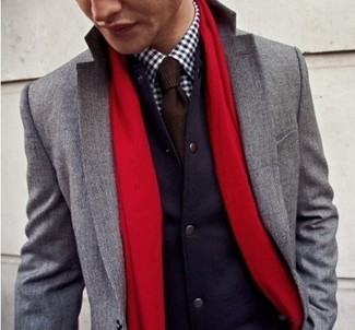 Come indossare e abbinare una sciarpa rossa per un uomo di 30 anni in autunno 2024: Potresti combinare un blazer di lana grigio con una sciarpa rossa per un outfit rilassato ma alla moda. Questo è il look indispensabile per questo autunno.