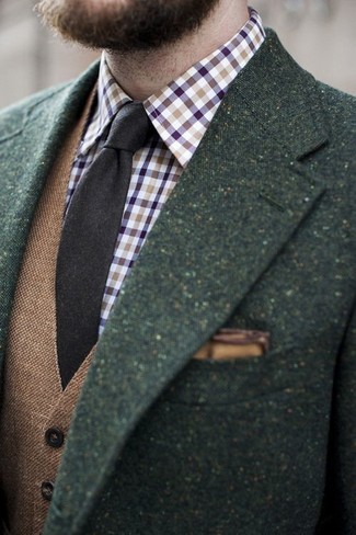 Come indossare e abbinare un gilet di lana marrone per un uomo di 30 anni quando fa caldo: Mostra il tuo stile in un gilet di lana marrone con un blazer di lana verde scuro per un look elegante e di classe.