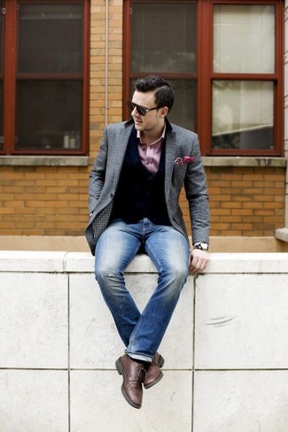 Come indossare e abbinare jeans aderenti strappati blu in modo smart-casual: Un blazer di lana grigio e jeans aderenti strappati blu sono l'outfit perfetto per le giornate di relax. Sfodera il gusto per le calzature di lusso e calza un paio di scarpe brogue in pelle marroni.