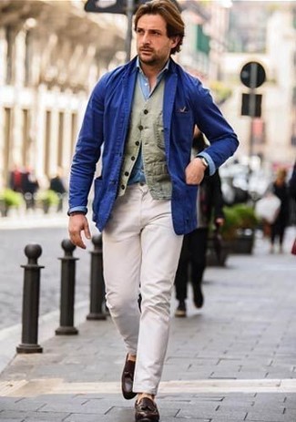 Quale mocassini con nappine indossare con un blazer blu scuro: Coniuga un blazer blu scuro con chino bianchi, perfetto per il lavoro. Aggiungi un paio di mocassini con nappine al tuo look per migliorare all'istante il tuo stile.