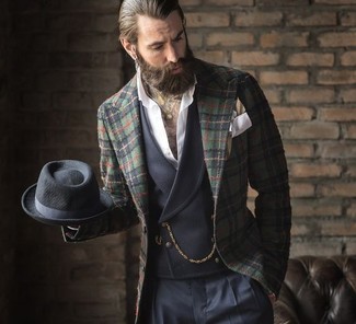 Quale blazer indossare con un gilet grigio quando fa caldo in modo formale: Potresti combinare un blazer con un gilet grigio per essere sofisticato e di classe.
