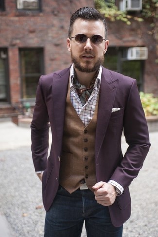 Look alla moda per uomo: Blazer viola melanzana, Gilet marrone, Camicia a maniche lunghe scozzese bianca, Jeans grigio scuro