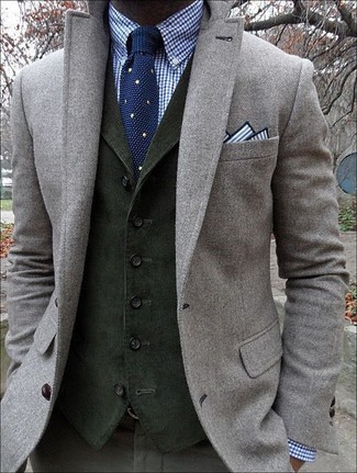 Come indossare e abbinare una cravatta a pois blu scuro e bianca quando fa caldo in modo smart-casual: Indossa un blazer di lana grigio e una cravatta a pois blu scuro e bianca come un vero gentiluomo.