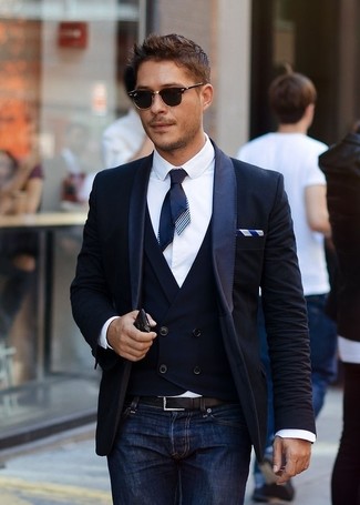 Come indossare e abbinare un fazzoletto da taschino bianco in autunno 2024 in modo smart-casual: Scegli un blazer blu scuro e un fazzoletto da taschino bianco per un look comfy-casual. Una stupenda idea per l’autunno!