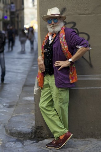 Quale gilet indossare con pantaloni cargo verdi per un uomo di 60 anni: Vestiti con un gilet e pantaloni cargo verdi per un look da sfoggiare sul lavoro. Indossa un paio di scarpe da barca in pelle bordeaux per avere un aspetto più rilassato.