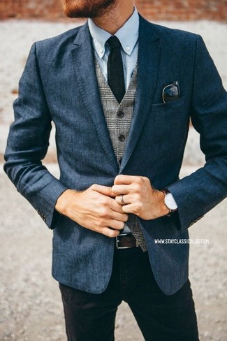 Come indossare e abbinare una camicia a maniche lunghe azzurra con un gilet grigio scuro in autunno 2024: Abbina un gilet grigio scuro con una camicia a maniche lunghe azzurra per un look elegante e alla moda. Ecco un outfit autunnale ideale per il tuo.