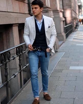 Quale jeans indossare con un gilet blu scuro: Abbina un gilet blu scuro con jeans come un vero gentiluomo. Scegli uno stile classico per le calzature e scegli un paio di mocassini con nappine in pelle scamosciata marrone scuro.