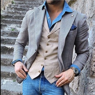 Come indossare e abbinare un blazer a quadretti grigio con jeans blu per un uomo di 30 anni: Combina un blazer a quadretti grigio con jeans blu per un outfit comodo ma studiato con cura.