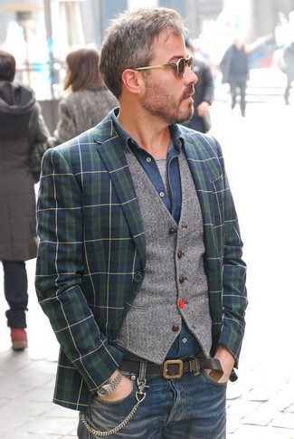Come indossare e abbinare un gilet grigio in modo smart-casual: Potresti abbinare un gilet grigio con jeans blu scuro come un vero gentiluomo.