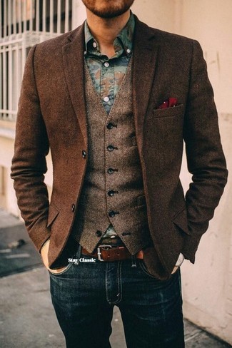 Come indossare e abbinare un gilet di lana marrone scuro: Scegli un outfit composto da un gilet di lana marrone scuro e jeans blu scuro per un look da sfoggiare sul lavoro.