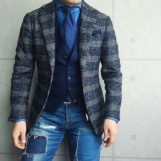 Come indossare e abbinare jeans blu scuro con un blazer scozzese blu per un uomo di 30 anni in autunno 2024 in modo casual: Per un outfit della massima comodità, prova a combinare un blazer scozzese blu con jeans blu scuro. Questo è di sicuro l'outfit da copiare in questi mesi autunnali.