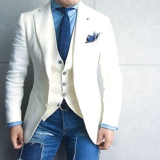 Come indossare e abbinare jeans aderenti strappati blu scuro per un uomo di 40 anni: Per un outfit della massima comodità, potresti combinare un blazer di lana bianco con jeans aderenti strappati blu scuro.