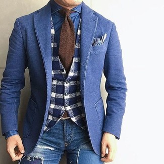 Come indossare e abbinare un gilet di lana per un uomo di 40 anni: Potresti combinare un gilet di lana con jeans aderenti strappati blu per un look trendy e alla mano.