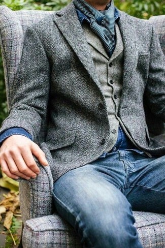 Come indossare e abbinare una sciarpa a pois blu per un uomo di 30 anni in autunno 2024: Per creare un adatto a un pranzo con gli amici nel weekend metti un blazer di lana a spina di pesce grigio e jeans blu.