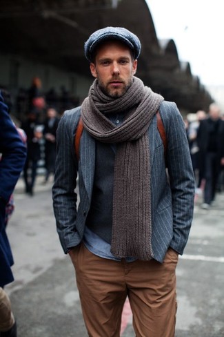 Come indossare e abbinare un zaino in pelle per un uomo di 30 anni: Coniuga un blazer a righe verticali grigio con uno zaino in pelle per un outfit rilassato ma alla moda.