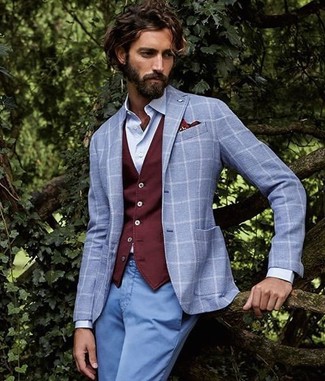 Come indossare e abbinare un gilet bordeaux in autunno 2024: Coniuga un gilet bordeaux con chino azzurri per essere sofisticato e di classe. Ecco una magnifica idea per creare uno splendido look autunnale.