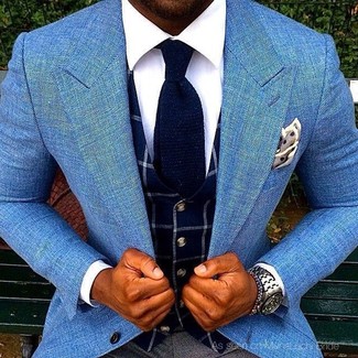 Come indossare e abbinare una camicia elegante bianca con un gilet a quadri blu scuro per un uomo di 30 anni: Mostra il tuo stile in un gilet a quadri blu scuro con una camicia elegante bianca per una silhouette classica e raffinata