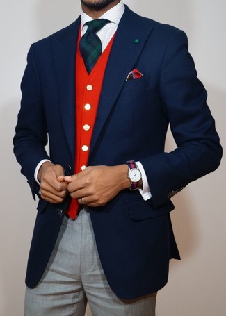 Come indossare e abbinare un gilet rosso con un blazer di lana blu scuro in modo formale: Prova a combinare un blazer di lana blu scuro con un gilet rosso per essere sofisticato e di classe.