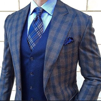 Come indossare e abbinare una camicia elegante a righe verticali azzurra per un uomo di 30 anni in modo formale: Indossa una camicia elegante a righe verticali azzurra con un blazer di lana a quadri marrone scuro per creare un look smart casual.