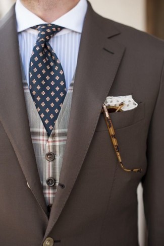 Come indossare e abbinare un gilet scozzese grigio scuro: Opta per un gilet scozzese grigio scuro e un blazer marrone per essere sofisticato e di classe.
