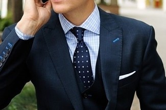 Come indossare e abbinare un gilet blu scuro con un blazer blu per un uomo di 30 anni in modo formale: Indossa un blazer blu e un gilet blu scuro per essere sofisticato e di classe.
