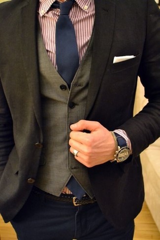 Come indossare e abbinare una camicia bordeaux in autunno 2024: Combina una camicia bordeaux con chino blu scuro per creare un look smart casual. Ecco una eccellente idea per creare uno splendido look autunnale.