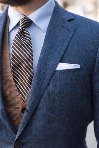 Come indossare e abbinare un gilet terracotta: Mostra il tuo stile in un gilet terracotta con un blazer blu scuro come un vero gentiluomo.