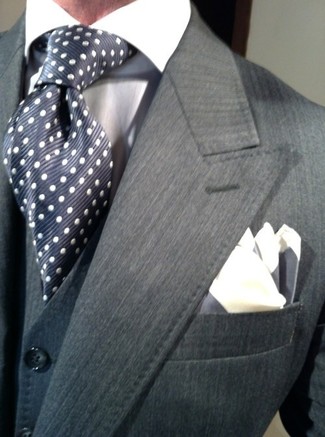 Come indossare e abbinare una cravatta a pois blu: Mostra il tuo stile in un blazer grigio scuro con una cravatta a pois blu per un look elegante e di classe.