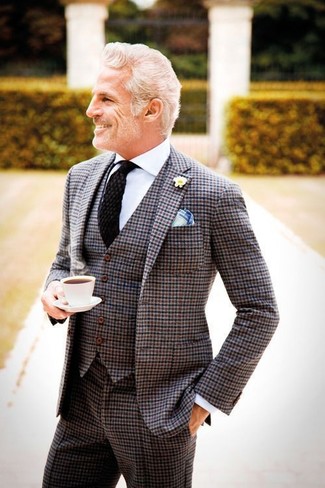 Come indossare e abbinare pantaloni eleganti con un blazer per un uomo di 50 anni: Prova a combinare un blazer con pantaloni eleganti per una silhouette classica e raffinata
