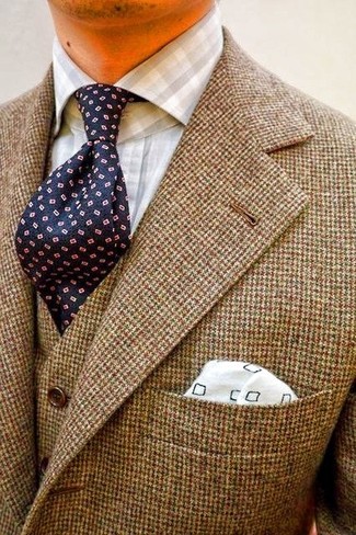 Come indossare e abbinare un blazer di lana marrone scuro per un uomo di 30 anni in modo formale: Mostra il tuo stile in un blazer di lana marrone scuro con un gilet di lana marrone come un vero gentiluomo.