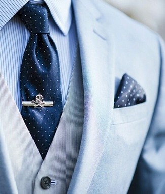 Come indossare e abbinare un blazer azzurro in modo formale: Opta per un blazer azzurro e un gilet a righe verticali grigio per una silhouette classica e raffinata
