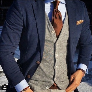 Look alla moda per uomo: Blazer blu scuro, Gilet di lana grigio, Camicia elegante a quadretti azzurra, Cravatta terracotta