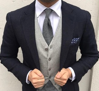 Come indossare e abbinare una cravatta grigia: Potresti combinare un blazer lavorato a maglia blu scuro con una cravatta grigia come un vero gentiluomo.