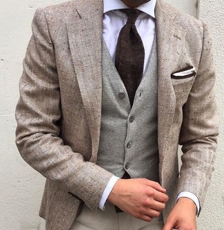 Come indossare e abbinare un blazer beige con un gilet di lana grigio per un uomo di 30 anni: Potresti indossare un blazer beige e un gilet di lana grigio come un vero gentiluomo.