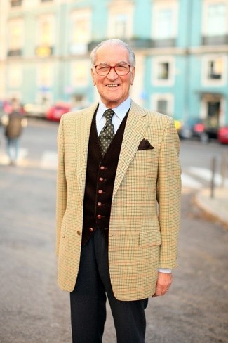 Come indossare e abbinare un blazer scozzese beige con pantaloni eleganti di lana grigio scuro: Opta per un blazer scozzese beige e pantaloni eleganti di lana grigio scuro per essere sofisticato e di classe.