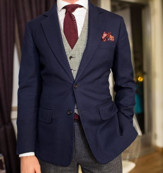 Come indossare e abbinare pantaloni eleganti di lana grigi quando fa caldo in modo formale: Opta per un blazer blu scuro e pantaloni eleganti di lana grigi come un vero gentiluomo.