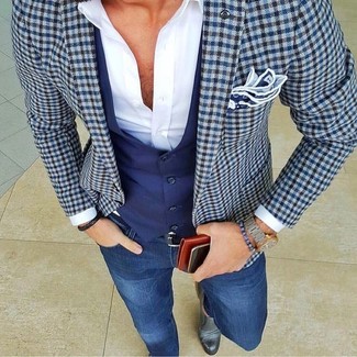 Look alla moda per uomo: Blazer a quadri blu, Gilet blu scuro, Camicia elegante bianca, Jeans aderenti blu