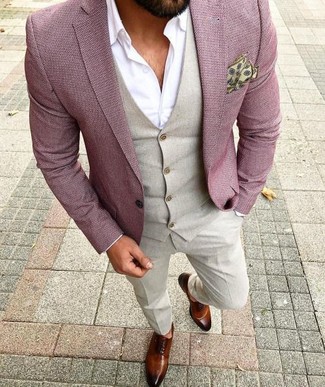Come indossare e abbinare un blazer con un gilet in modo formale: Potresti combinare un blazer con un gilet per essere sofisticato e di classe. Scarpe oxford in pelle marroni sono una buona scelta per completare il look.