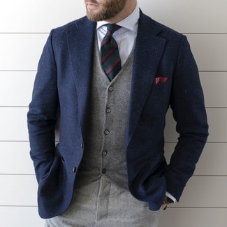 Come indossare e abbinare una cravatta a righe verticali verde scuro per un uomo di 30 anni quando fa caldo in modo formale: Potresti combinare un blazer di lana blu scuro con una cravatta a righe verticali verde scuro per un look elegante e alla moda.