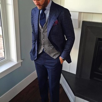 Look alla moda per uomo: Blazer a quadri blu scuro, Gilet grigio, Camicia elegante azzurra, Pantaloni eleganti di lana blu scuro