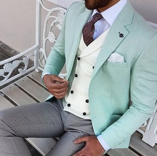 Come indossare e abbinare un blazer verde menta in modo formale: Prova a combinare un blazer verde menta con pantaloni eleganti grigi per un look elegante e di classe.