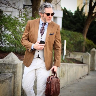 Come indossare e abbinare una cravatta a pois blu per un uomo di 50 anni: Potresti combinare un blazer marrone con una cravatta a pois blu come un vero gentiluomo.
