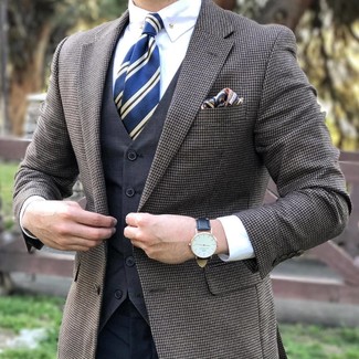 Come indossare e abbinare una cravatta a righe verticali blu scuro: Sfrutta al meglio la raffinatezza e l'eleganza con un blazer a quadri marrone e una cravatta a righe verticali blu scuro.