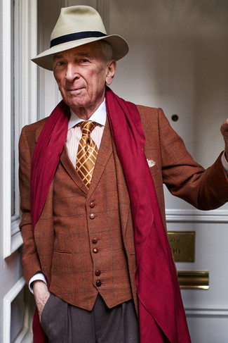 Come indossare e abbinare un blazer dorato per un uomo di 60 anni: Coniuga un blazer dorato con pantaloni eleganti marroni per un look elegante e di classe.